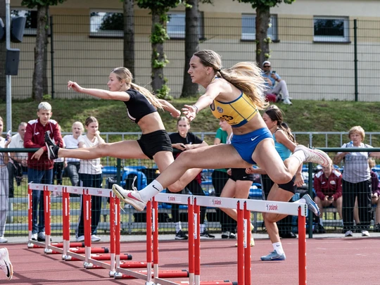 rywalizacje sportowe na stadionie lekkoatletycznym.