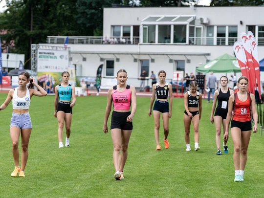 Zawody sportowe na stadionie lekkoatletycznym sportowypowiat.pl