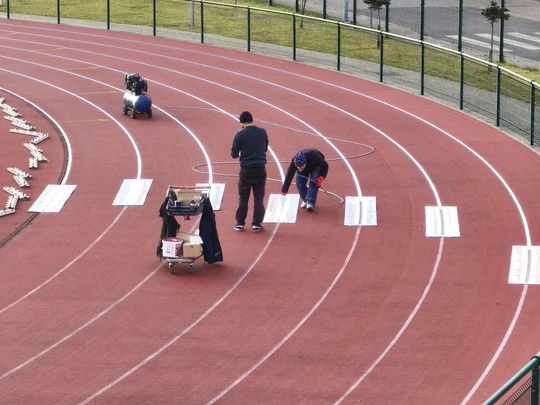 Postępują prace związane z odnowieniem oznakowania bieżni