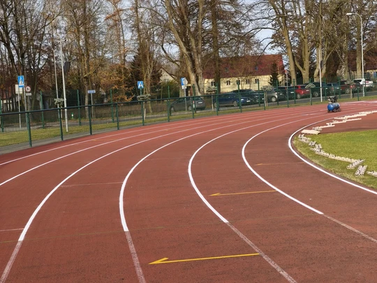 Postępują prace związane z odnowieniem oznakowania bieżni