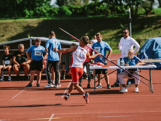Zmagania uczestnik&oacute;w podczas zawod&oacute;w sportowych w lekkiej atletyce.