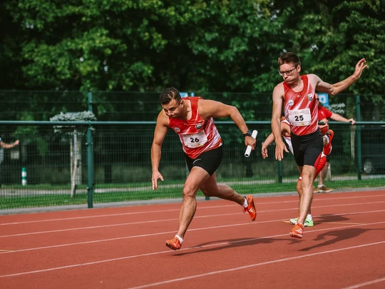 rywalizacja sportowa na bieżni lekkoatletycznej sportowypowiat.pl