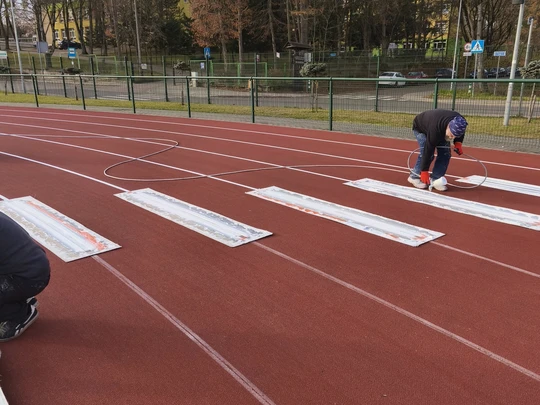 Postępują prace związane z odnowieniem oznakowania bieżni