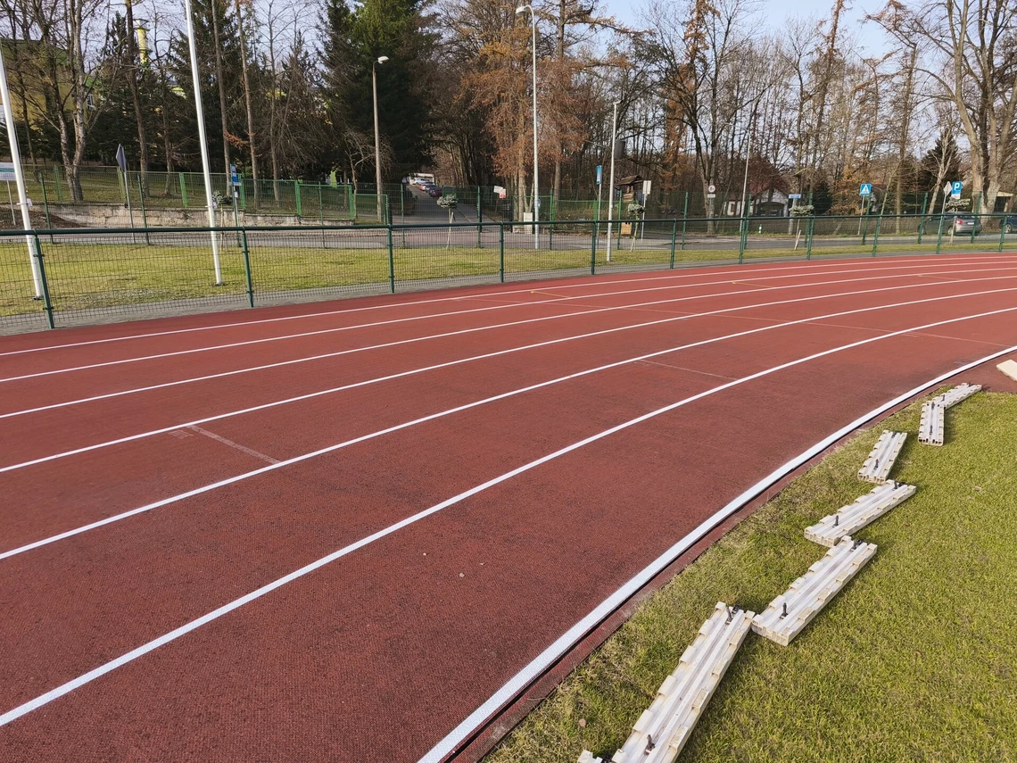 Postępują prace związane z odnowieniem oznakowania bieżni